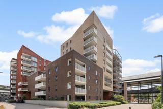 Dit lichtrijke appartement met twee slaapkamers en twee badkamers bevindt zich op de bruisende site van Dok Noord. Dagelijkse voorzieningen, winkels en ontspanningsmogelijkheden liggen op wandelafstand. Dankzij de vlotte verbinding met het stadscentrum en de nabijheid van de belangrijkste invalswegen geniet u hier van een absolute topligging.<br /><br />Het appartement bevindt zich op de achtste verdieping en biedt een adembenemend uitzicht over de skyline van Gent. Bij het binnenkomen wordt u meteen verwelkomd door een aangename oase van rust, ruimte en licht.<br /><br />De volledig uitgeruste keuken met aansluitende berging sluit naadloos aan op de bijzonder lichtrijke woonkamer. Van hieruit heeft u toegang tot het ruime terras met zuidwestelijke oriëntatie, waar u volop kunt genieten van de namiddag- en avondzon.<br /><br />Via de nachthal bereikt u een eerste slaapkamer, een afzonderlijke badkamer en een tweede slaapkamer met ensuite badkamer.<br /><br />Op de kelderverdieping beschikt het appartement bovendien over een ruime privatieve berging. Daarnaast is er een autostaanplaats, verplicht aan te kopen voor € 30.000.<br /><br />Interesse in dit appartement waar licht, rust en comfort samenkomen, met dan ook nog eens een gunstig EPC, een berging én een staanplaats? Contacteer dan Brent via brent@immofrancois.be voor meer informatie of een bezoekmoment op de bezoekdag. Tot binnenkort!<br /><br />