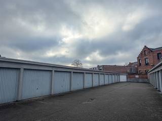 In dit verzorgde garagecomplex, ter hoogte van de Guido Gezellelaan nr 95-97, worden 26 garageboxen te koop aangeboden.Deze zijn momenteel allemaal...