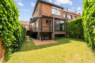<p><strong>Te koop: halfopen woning in een rustige woonwijk van Vilvoorde, op korte afstand van scholen, openbaar vervoer en het treinstation.</strong></p><p>Deze woning uit 1962 biedt een comfortabele indeling en een aangename ligging aan de stadsrand. Dankzij de inpandige garage en de ruime tuin van 125 m² geniet u van zowel praktische als ontspannende buitenruimte. Bovendien is de elektrische installatie volledig conform, wat zorgt voor extra gemoedsrust.</p><p><br /></p><p><strong>Belangrijkste ruimtes:</strong></p><p>• Woonkamer (23,3 m²) met veel lichtinval</p><p>• Keuken (12,5 m²) met dubbele spoelbak, vaatwasser, dampkap, oven en elektrische kookplaat</p><p>• Drie slaapkamers (12,0 m², 13,6 m² en 15,8 m²)</p><p>• Badkamer (4,2 m²) met ligbad, toilet en wastafel in meubel</p><p>• Bureel (5,6 m²)</p><p>• Bergingen (7,9 m² en 6,1 m²) voor extra opslag</p><p>• Inpandige garage (18,3 m²) met verlichting en elektriciteit</p><p>• Tuin (125 m²) ideaal voor ontspanning</p><p><br /></p><p><strong>Troeven:</strong></p><p>• Gelegen in een rustige woonwijk van Vilvoorde</p><p>• Inpandige garage + ruime tuin</p><p>• Elektrische installatie conform</p><p><br /></p><p><strong>Neem vandaag nog contact op met Selena Perez y Latorre via +32 2 335 11 13 voor een bezoek.</strong></p><p>JOUW DROOMWONING. ZO GEVONDEN!</p>