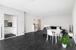 DE PRIJS IS INCLUSIEF DE GARAGEBOX - Dit mooi en licht appartement is gelegen op de 1ste verdieping van een appartementsgebouw in een rustige wijk vlakbij het centrum van Hoevenen. Winkels, scholen en het openbaar vervoer bevinden zich allemaal op wandelafstand. U komt het appartement binnen via de centrale inkomhal, die het slaap- en woongedeelte met elkaar verbindt. Verder beschikt het appartement over een ruime, lichte woonkamer met aangrenzende keuken, een badkamer met douche en wastafel met meubel, 2 volwaardige slaapkamers, een aparte berging en een gastentoilet. Vanuit de master-bedroom heeft u toegang tot een tof west-gericht balkon, waar u kan genieten van de frisse buitenlucht. Achteraan het appartementsgebouw bevindt zich een privatieve garagebox waarin u makkelijk plaats kan bieden aan uw wagen. Gemeenschappelijke kosten: €100/maand, inclusief voorschot waterverbruik. Er is geen lift aanwezig in het gebouw.