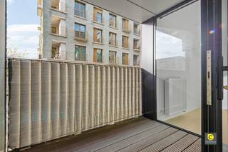 Welcome to this modern and bright apartment on the Left Bank with a cozy terrace. Upon entering the property, you immediately notice the light.The...