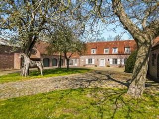 Exclusief landhuis te Moerkerke-Damme met uitgebreide paardenfaciliteiten op 3,16ha. De woning heeft een bewoonbare oppervlakte van 430m² op een...