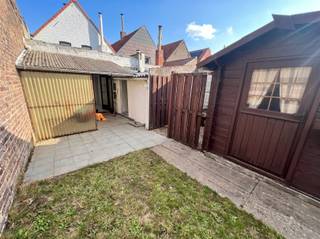 <h2><span>Knusse rijwoning met tuin in het centrum van Ename</span><span><br /><br /></span></h2><p><span>Op zoek naar een woning met renovatiepotentieel op een centrale ligging? </span></p><p><span><br />Deze knusse rijwoning in het hart van Ename, op slechts enkele kilometers van het centrum van Oudenaarde, biedt een mooie basis om uit te bouwen tot een gezellige starterswoning of opbrengsteigendom. </span></p><p><span>De woning beschikt op het gelijkvloers over een leefruimte met eetplaats, een keuken en een badkamer uitgerust met lavabo, toilet en douche. </span></p><p><span>Op de eerste verdieping bevinden zich drie slaapkamers, waarvan twee kleinere kamers en één ruime slaapkamer.</span></p><p><span> </span></p><p><span>Een belangrijke troef is het gerenoveerde dak. Daarnaast zijn de meeste ramen voorzien van PVC-profielen met dubbele beglazing.</span></p><p><span>Achteraan geniet de woning van een aangename tuin met gazon en diverse aanhorigheden, ideaal voor wie graag buiten vertoeft of extra bergruimte kan gebruiken.</span></p><p><span> </span></p><p><span>De woning dient volledig gerenoveerd te worden, maar biedt hierdoor tal van mogelijkheden om de indeling, afwerking en inrichting volledig naar eigen smaak te bepalen.</span></p><p><span> </span></p><p><span>Maak je afspraak via </span><span>jurgen@immodhondt.be</span></p><p><span> </span></p>