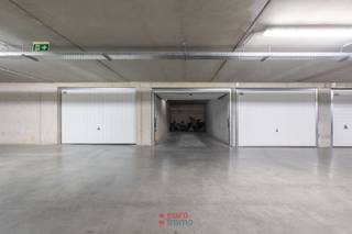 Zijn uw parkeerproblemen nog altijd niet opgelost?Grijp dan deze kans en schaf u deze ruime garagebox (3m x 6m) aan!De garage zelf is voorzien van...