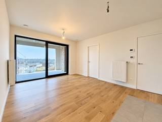 This high-quality apartment of approximately 55 m² is located on the fourth floor of the recent new-build development “Zurenborgpoort”, situated on Plantin en Moretuslei. Thanks to its proximity to several major access roads, the property offers excellent accessibility by car. The popular Dageraadplaats, with its many charming restaurants, cafés and terraces, is also within walking distance.
The entrance hall leads into the bright living area with an open-plan kitchen. Large windows provide an abundance of natural light and give direct access to the spacious terrace of approximately 10 m². The modern kitchen is stylishly finished in white and equipped with high-quality appliances, including a fridge with freezer compartment, oven, induction hob and dishwasher.
The bedroom also benefits from large windows and offers direct access to the terrace. From the bedroom, there is direct access to the en-suite bathroom, fitted with a shower and washbasin.
The apartment further features a practical storage cupboard with connections for a washing machine and dryer, as well as a separate guest toilet.
A private basement storage unit is included in the rental price.
Common charges: €80 per month.
Gas utilities provision: €65 per month.
Water and electricity utilities are to be arranged individually by the tenant.
Available from 1 November 2026.