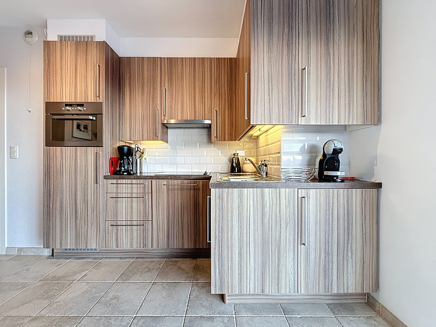 Élégant appartement d’angle idéalement situé à proximité de la mer, des commerces et des promenades, offrant une vue imprenable ! - photo 4