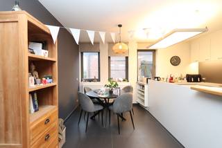 Centraal gelegen in Harelbeke is dit moderne appartement terug te vinden. U betreedt het appartement langs de inkomhal met gastentoilet die...