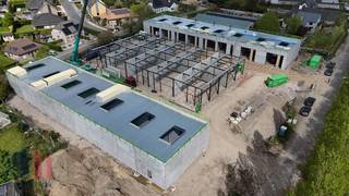 Kwaliteitsvolle nieuwbouw KMO-unit met een oppervlakte van 150 m² en 1 privatieve parkeerplaats te huur. De unit maakt deel uit van een...