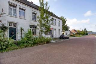 <p><strong>Te renoveren gesloten bebouwing met 4 slaapkamers<br /><br /></strong>Deze eengezinswoning is gelegen in een residentiële en rustige omgeving, vlakbij de dorpskern.<br /><br />INDELING<br /><br /><u>Gelijkvloers<br /></u>Op het gelijkvloers komt men binnen in de inkomhal. Via deze weg komt men terecht in de ruime woonkamer + keuken met veel lichtinval. Achteraan de woning er een badkamer, toilet en berging/wasruimte voorzien.<br /><br />Verder is er nog de zuidgerichte binnenkoer met aansluitend de ruime garage.<br /><br /><u>Verdieping<br /></u>Op de eerste verdieping zijn er 2 volwaardige slaapkamers te vinden.<br /><br /><span>Zolderverdieping<br /></span>Op de zolderverdieping is er nog een mogelijkheid om 2 extra slaapkamers te voorzien.<br /><u><br />Kelder<br /></u>In de kelder is er nog een bergruimte.<br /><br /><u>Tuin<br /></u>De rustgevende tuin is zuidwest georiënteerd.<br /><br /><br /><strong>BIJZONDERHEDEN</strong></p>
- Te renoveren<br />- Verwarming met stookolie<br />- Ruime garage<br />- Vlakbij Nederlandse Grens<br />
<p><strong><br />POSITIEVE ASPECTEN</strong></p>
- Vlakbij het kanaal<br />- Rustige ligging<br />- Verrassend ruim<br />- Volwaardige slaapkamers<br />
<p><em><br />Stedenbouwkundige informatie nog in aanvraag.<br /><strong>Dit pand is onderworpen aan de renovatieverplichting van de Vlaamse overheid voor residentiële gebouwen (behoudens bij sloop binnen 6 jaar na de aankoop).</strong><br /></em></p>