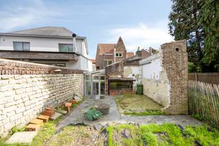 <p><strong>Te renoveren handelshuis op toplocatie in Hoegaarden</strong></p><p>Bent u op zoek naar een pand met potentieel op een commerciële toplocatie? Dit te renoveren handelshuis, gelegen in het commerciële centrum van Hoegaarden, biedt tal van mogelijkheden. Dankzij een eenvoudige functiewijziging kan het pand bovendien worden omgevormd tot een volwaardige woning.</p><p>Het perceel van <strong>240 m²</strong> is oost georiënteerd en beschikt over maar liefst <strong>218 m² bewoonbare oppervlakte</strong>. Ideaal voor wie graag de handen uit de mouwen steekt en een pand volledig naar eigen smaak wil renoveren.</p><p>De indeling:</p><ul><li><p><strong>Gelijkvloers (128 m²):</strong> commerciële ruimte, badkamer, toilet, woon- en eetkamer, open keuken met toegang tot terras en tuin.</p></li><li><p><strong>Eerste verdieping (45 m²):</strong> 3 ruime kamers.</p></li><li><p><strong>Zolderverdieping (45 m²):</strong> bereikbaar via een vaste trap en biedt extra mogelijkheden.</p></li><li><p><strong>Kelder (35 m²):</strong> extra bergruimte.</p></li></ul><p>Een interessante opportuniteit voor ondernemers, investeerders of wie op zoek is naar een renovatieproject met woonpotentieel op een uitstekende locatie.</p><p><strong>Zin om de handen uit de mouwen te steken?</strong> Kom dit pand ontdekken tijdens onze <strong>kijkdag op dinsdag 29 september</strong>!</p><p>📅 Inschrijven via onderstaande knop! </p>