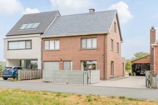 <p>Gelegen aan de Bergmolenwegel in het rustige Melsele vinden we deze charmante woning op <strong>1 500m2</strong> grond die tal van mogelijkheden biedt om er jouw ideale thuis van te maken. <br />We rijden de <strong>ruime oprit </strong>op en parkeren onze wagen op de oprit of in de <strong>garage</strong>. <br /><br />Bij het binnenkomen komen we in een ruime <strong>inkomhal</strong> met <strong>gastentoilet</strong> vanuit deze hal heeft u niet alleen toegang tot de garage, maar ook tot de lichtrijke<strong> leefruimte</strong> met <strong>open keuken</strong>. <br />De keuken is uitgerust met ijskast, kookvuur, vaatwasser, oven en een dubbele spoelbak.<br /><br />Via de trap in de hal bereiken we de <strong>eerste verdieping</strong>. Hier bevinden zich <strong>drie ruime slaapkamers</strong> met een prachtig uitzicht over de omliggende landbouwgronden.<br />Evenals de <strong>badkamer</strong> met douche, lavabo en toilet.<br /><br />Daarnaast beschikt de woning over een <strong>praktische zolder </strong>die extra bergruimte biedt. De zolder is toegankelijk met een valtrap.<br /><br />Buiten vinden we een <strong>uitzonderlijk ruime en rustige tuin (1 500m2)</strong>, omgeven door landbouwgronden.<br />Hier kan je genieten in alle privacy van het open uitzicht, de natuur en de rust. Een ideale plek om te ontspannen.<br /><br />Deze woning biedt de perfecte basis om er jouw eigen thuis van te maken.<br /><br />Ben je op zoek naar een woning met veel potentieel op een rustige, landelijke ligging?<br />Neem dan gerust contact met ons op voor meer informatie of om een bezichtiging in te plannen.<br /><br /><u><strong>Technisch:</strong></u><br />- EPC: 400 kWh/m2jaar, label D<br />- Geen renovatieplicht<br />- Ag, Vg, Gmo, Gvv, Vkr<br />- G-&amp;P-score: A&amp;A</p>