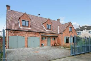 <p><span>WILRIJK- Elsdonk:</span><span> Ruime, luxueuze villa op 781m² met 4 à 5 slaapkamers en 2 badkamers en met dubbele garage op prachtige ligging</span></p><p><span> </span></p><p><span>BESCHRIJVING:</span></p><p><span> </span></p><p><span>Gelijkvloers:</span></p><p><span>Inkomhal met gastentoilet.</span></p><p><span>Zeer ruime open leefruimtes met TV-hoek, naastliggende bar/zitruimte, ruime eetkamer naast de keuken en veranda met toegang tot de tuin.</span></p><p><span>Grote, hoogwaardig ingerichte keuken met alle ingebouwde toestellen, ook bereikbaar via een aanpalende kamer met 2° volledig geïnstalleerde keuken en dienstingang.</span></p><p><span>Dubbele garage met automatische poorten en aansluiting wasmachine en droogkast.</span></p><p><span> </span></p><p><span>1° Verdieping:</span></p><p><span>Masterbedroom met ingemaakte dressingkasten en ruime luxe badkamer met inloopdouche, dubbele lavabo en toilet.</span></p><p><span>Slaapkamer 2 op parket met plaats voor dubbel bed en ingemaakte kasten.</span></p><p><span>Slaapkamer 3 op parket met plaats voor dubbel bed en kasten.</span></p><p><span>Slaapkamer 4 op parket met plaats voor dubbel bed en kasten.</span></p><p><span>Badkamer 2 met ruim ligbad, design lavabo en toilet.</span></p><p><span> </span></p><p><span>2° Verdieping:</span></p><p><span>Ruime zolder, eventueel als bijkomende slaapkamer of opslagruimte.</span></p><p><span> </span></p><p><span>BIJZONDERHEDEN:</span></p><p><span> </span></p><p><span>- Luxueuze afwerking</span></p><p><span>- Verwarming op gas</span></p><p><span>- Dubbele garage</span></p><p><span>- Meteen beschikbaar</span></p><p><span>- Toplocatie</span></p><p><span> </span></p>