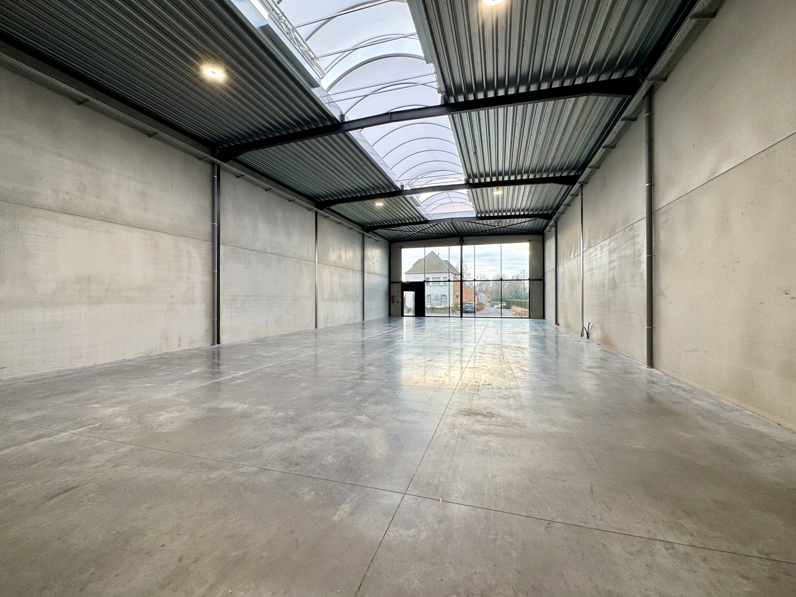 Recente KMO unit met grote etalageramen en 5 parkeerplaatsen - foto 5