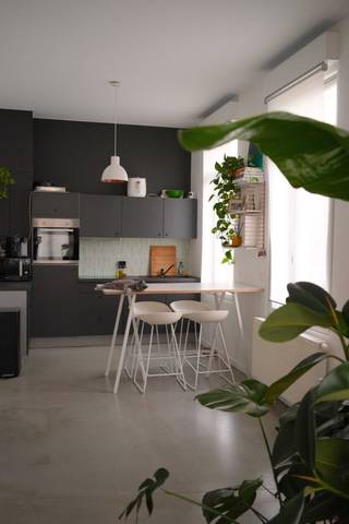 Mooi appartement met Park Spoor Noord aan je voordeur<br /><br />Dit stijlvolle gelijkvloers appartement combineert modern comfort met karaktervolle elementen en is ideaal gelegen, met Park Spoor Noord recht voor de deur. Het Centraal Station en het bruisende Eilandje bereik je vlot in slechts 6 minuten met de fiets.<br /><br />Via de inkomhal betreed je de lichtrijke leefruimte met open keuken. De hoge plafonds en grote raampartijen zorgen voor een aangenaam gevoel van ruimte en licht. De leefruimte straalt warmte en gezelligheid uit, met een mooie combinatie van strakke lijnen en zachte, warme accenten.<br /><br />De open keuken is volledig uitgerust en afgewerkt in een moderne, sobere stijl met kwalitatieve toestellen en is perfect geïntegreerd in de leefruimte.<br /><br />Aansluitend bevindt zich de knusse slaapkamer, waar de authentieke bakstenen muur meteen in het oog springt en zorgt voor extra charme. De slaapkamer beschikt over een praktische, aansluitende dressing.<br /><br />Achter de slaapkamer ligt de badkamer, uitgerust met een comfortabele regendouche, een stijlvolle lavabo en aansluitingen voor was- en droogmachine.<br /><br />Daarnaast beschikt het appartement over een private kelderruimte en is er een gedeelde fietsenstalling op de gemeenschappelijke koer.<br /><br />Een instapklaar appartement met karakter, licht en een topligging.<br /><br />Interesse in dit mooie appartement?<br />Mail om een bezoek in te plannen naar lauren.marstboom@gmail.com