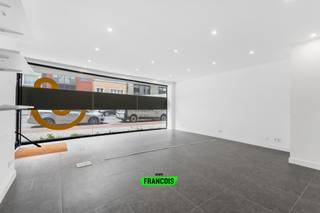 Bent u op zoek naar een veelzijdige eigendom te koop in Oostende waar wonen en werken perfect gecombineerd kunnen worden? Dan is deze handelsruimte met appartement aan de Torhoutsesteenweg 294 een buitenkans. Dankzij de strategische ligging op een drukke invalsweg geniet deze eigendom van een uitstekende zichtbaarheid en een vlotte bereikbaarheid.<br /><br />Het gelijkvloerse handelspand heeft een oppervlakte van circa 32 m² en beschikt over grote raampartijen die zorgen voor een maximale etalage- en visibiliteitswaarde. Hierdoor leent de ruimte zich uitstekend voor een kledingzaak, kantoor, praktijkruimte of andere commerciële activiteiten. Daarnaast is er een afzonderlijk toilet aanwezig.<br /><br />Aansluitend bevindt zich het appartement met een bewoonbare oppervlakte van circa 83 m². Via de inkomhal met gastentoilet komt u terecht in de ruime en lichtrijke leefruimte met open keuken. Naast de keuken bevindt zich een praktische berging. Vanuit de leefruimte heeft u toegang tot de gezellige binnenkoer van 16 m², waar het aangenaam vertoeven is. Verder beschikt het appartement over een ruime slaapkamer en een badkamer uitgerust met een douche, wastafel en toilet.<br /><br />Deze eigendom wordt verkocht als één geheel en biedt daardoor tal van mogelijkheden voor zelfstandigen, investeerders of wie wonen en werken wenst te combineren op één locatie. Bovendien bestaat, mits het verkrijgen van de nodige vergunningen, de mogelijkheid om het handelspand en het appartement afzonderlijk op te splitsen.<br /><br />Een unieke opportuniteit voor wie op zoek is naar een commercieel gelegen eigendom met woongelegenheid in Oostende. Contacteer Immo Francois vandaag nog voor meer informatie of een bezoek ter plaatse.<br /><br />