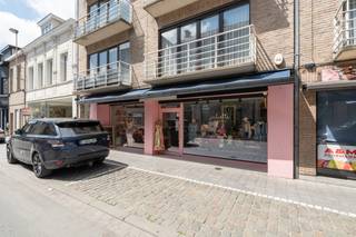 Roeselare-stadskern. Uitstekend gelegen handelspand voor winkel | praktijk | kantoor met 120m2 ruimte + aanpalende garage. Instapklaar en...