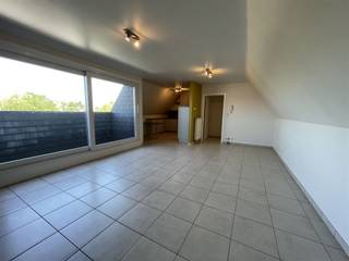 <p><span>Appartement magnifiquement situé dans le centre de Harelbeke.  Entrée, séjour avec cuisine équipée semi-ouverte </span></p>