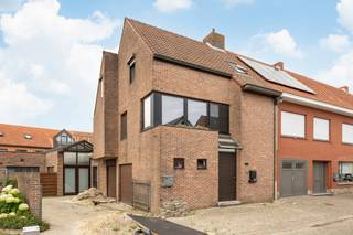 <strong>Bel-etage woning niet ver van het centrum van Vosselaar met drie slaapkamers, terras en garage. EPC: 199 kWh/m² (label B).<br /><br />ligging:</strong> rustige ligging vlakbij het centrum<br /><br /><strong>Indeling:</strong> inkomhal, douchekamer, toilet, woonkamer, open keuken, dakterras, drie slaapkamers, badkamer, zolderberging, garage.<br /><br /><strong>Omschrijving:</strong> Bel-etage woning niet ver van het centrum van Vosselaar. Gelijkvloers met Inkomhal,douchekamer met aansluiting voor wasmachine en een garage. Eerste verdieping: woonkamer met open keuken (dampkap, kookplaat, oven, koelkast). Keuken berging. Slaapkamer of bureauruimte. Gezellig dakterras .Tweede verdieping: Badkamer met dubbele wastafel en bad. Twee slaapkamers. Zolderberging. <br /><br />Prima epc-score: 199 kWh/m² (label B).<br /><br /><strong>Bijzondere informatieplicht:</strong> in aanvraag.
