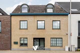 <p><span>Perfect onderhouden gelijkvloers appartement (135m²) met 2 slaapkamers + dressing en terras te Laakdal.</span></p><p><span> </span></p><p><span>Belangrijkste troeven: </span></p><p><span>- Goede ligging kortbij Laakdal centrum</span></p><p><span>- Uitstekend onderhouden</span></p><p><span>- Gelijkvloers</span></p><p><span>- Leuk terrasje, grenzend aan een gezellige veranda</span></p><p><span>- Carport aan het appartement zelf + ondergrondse staanplaats</span></p><p><span>- EPC B</span></p><p><span>- In 2013 volledig gerenoveerd</span></p><p><span>- 2 ruime slaapkamers met dressing</span></p><p><span>- Handige berging naast de keuken</span></p><p><span> </span></p><p><span>Bekijk zeker ook de grondplannen met de afmetingen. Zo krijgt u van thuis uit al een perfect beeld van wat dit appartement te bieden heeft!</span></p><p><span> </span></p><p><span>Wenst u meer info of een vrijblijvende bezichtiging, contacteer dan ons kantoor op het nummer 011 85 15 15 en wij helpen u graag verder.  </span></p>