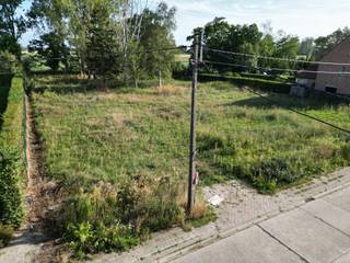<p><span>In de rustige en aangename Heiplasstraat te Lede vinden we dit kleinschalige woonproject bestaande uit 4 bouwgronden voor halfopen bebouwing, met een totale oppervlakte van maar liefst 3.034 m².</span></p><p><span> </span></p><p><span>Voor elk van de vier loten is reeds een vergunning beschikbaar voor een ruime en comfortabele gezinswoning. Het vergunde ontwerp voorziet onder meer in een ruime leefruimte met open keuken, aparte bergruimte, twee toiletten, drie slaapkamers, een ruime badkamer, grote zolder en een afzonderlijke garage, los van de woning.</span></p><p><span> </span></p><p><span>Een belangrijke troef is dat er geen verplichting bestaat om de vergunde woningen volgens het bestaande ontwerp te bouwen. Wie dat wenst, kan zelf een ontwerp laten uitwerken en een nieuwe aanvraag indienen, volledig afgestemd op de eigen smaak, woonwensen en budget.</span></p><p><span> </span></p><p><span>De ligging combineert rust en ruimte met een vlotte bereikbaarheid. De Heiplasstraat bevindt zich in een groene, residentiële omgeving, terwijl het centrum van Lede, scholen, winkels, openbaar vervoer en het station vlot bereikbaar zijn.</span></p><p><span> </span></p><p><span>Een unieke kans voor wie ruim en kwalitatief wil bouwen in een rustige omgeving, met de vrijheid om de toekomstige woning volledig naar eigen wensen vorm te geven.</span></p><p><span> </span></p><p><span>Voor meer informatie en/of een bezoek, contacteert u Didier van Immo Zone op het nummer 0476/ 73. 17. 99.</span></p><p><span> </span></p>