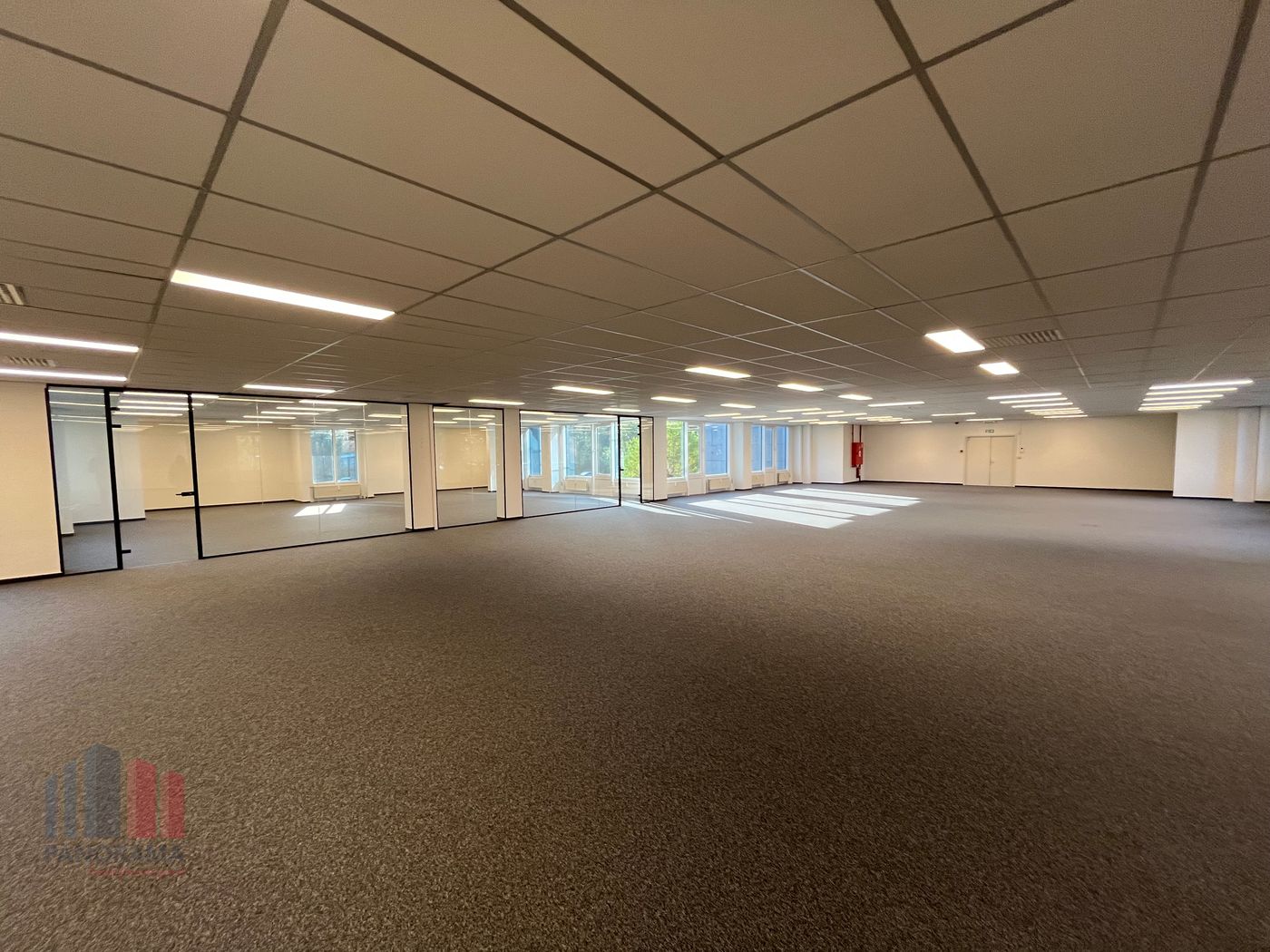 Lichtrijke kantoorruimte van 369 m² nabij de E40 te Zwijnaarde - foto 2