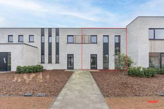 Het zoveelste nieuwbouwproject in Ravels, zeg je?<br /><br />Oké. Point taken. Maarrr soms heb je van die projecten die er echt wel uitspringen. <br />En dit is er zo eentje.<br /><br />Klinkt weer als het typische makelaarspraatje zeker? Niet dus.<br />Deze 7 nieuwbouwwoningen doen het namelijk net even wat anders dan anders:<br /><br />- Geen 7 smalle duplicaatjes naast elkaar, maar een eigentijdse architectuur die de landelijke omgeving niet verstoort. Een speelse indeling, maar met een hele mooie flow.<br /><br />- Deze aannemer zet graag de puntjes op de i. Van de hippe stalen deuren in de woonkamer tot de volledige aanleg van de voortuin; alles werd met oog voor detail afgewerkt. Een totaalplaatje dus.<br /><br />- Geen klassieke hoogbouw, maar een eigentijds interieur waar veel gespeeld wordt met licht en lucht.<br /><br />- Extreem energiezuinige afwerking, met warmtepomp, vloerverwarming én -koeling, zonnepanelen, hoogrendementsglas, topisolatie,… <br />Goed voor het milieu én voor je portemonnee.<br /><br />- Een absolute toplocatie: met de bossen letterlijk om de hoek - heb je dat uitzicht op de hertjes gespot? - maar ook op fietsafstand van de dorpskern van het mooie Ravels.<br /><br />Woning 3 is je favoriet, zeg je? Dat snappen we.<br /><br />Deze beschikt namelijk over maar liefst 4 (!) slaapkamers. Verder heeft ‘ie een grondoppervlakte van 326 m², een bewoonbare oppervlakte van 170m², en een carport met eigen berging achteraan op het terrein. Graag nog een 2de parkeerplaats erbij? No problemo, dat kunnen we voor je regelen.<br /><br />Staat dit stulpje hoog op je verlanglijstje, maar wil je stiekem graag ook 1 van de andere 7 woningen bezoeken? No worries, we zetten met plezier de deuren van alle huizen voor je open. <br /><br />Graag hierover meer weten? Bel ons, mail ons, schrijf ons.<br /><br />By the way: dit project wordt verkocht onder 21% BTW op de constructie, en 12% registratierechten op de grond.