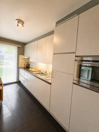 Appartement met tuin te koop.

Ontdek dit ruime en verzorgde appartement op een aangename locatie in Boechout.

Het appartement beschikt over 2 volwaardige slaapkamers, een ruime berging, een recent vernieuwde badkamer, apart toilet en een praktische keuken. 
De ruime living met eetgedeelte vormt het hart van het appartement en biedt voldoende plaats voor een gezellige zithoek en een volwaardige eettafel.
Een extra troef is de charmante tuin die voor een aangename buitenruimte zorgt. 

Bij het appartement hoort eveneens een garagebox met automatische poort + staanplaats die verplicht mee dient te worden aangekocht. (€26.000) 
Het appartement wordt momenteel verhuurd en kan daardoor ook interessant zijn voor wie op zoek is naar een opbrengsteigendom. 