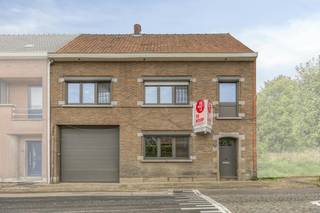 Ontdek de vele mogelijkheden van dit veelzijdige pand in het hart van Bazel. Wie op zoek is naar een unieke combinatie van comfortabel wonen en ondernemen of extra opslagruimte, vindt in dit ruim opgezette pand in Bazel de ideale match.<br /><br />Met een royale woonoppervlakte, een grote tuin en een multifunctioneel magazijn biedt dit vastgoed uitzonderlijk veel potentieel. Of u nu een zelfstandige bent die opslag zoekt, een hobbyist met nood aan werkruimte, of een gezin dat extra plek verlangt: dit huis past zich moeiteloos aan uw wensen aan.<br /><br />De indeling van het huis is als volgt:<br /><br />- Gelijkvloers: Een uitnodigende inkomhal, een woonkamer, een keuken en een praktische berging voorzien van een toilet.<br />- Ondergronds: Een droge en functionele kelder.<br />- Eerste verdieping: Een nachthal, 4 volwaardige slaapkamers en een badkamer.<br />- Tweede verdieping: Een zeer ruime zolder, bereikbaar via een vaste trap, die de mogelijkheid biedt om extra kamers of een hobbyruimte te creëren.<br />- Buitenruimte: Een aangename tuin en voldoende parkeergelegenheid op eigen terrein.<br />- Opslag & Werken: Een riant magazijn, ideaal voor opslag of werkplaats.<br /><br />Toplocatie en uitstekende bereikbaarheid<br />Een van de grootste troeven van dit vastgoed is de ligging. Het pand bevindt zich in de Rupelmondestraat, op een steenworp van de dorpskern van Bazel. U geniet hier van alle voordelen van wonen in de nabijheid van winkels, lokale scholen en gezellige horeca. Bovendien is de bereikbaarheid uitstekend dankzij de nabijheid van het openbaar vervoer en snelle verbindingen naar de omliggende invalswegen.<br /><br />Een veelzijdig huis kopen in het centrum van Bazel is kiezen voor ruimte, comfort en strategische ligging. Neem contact op via Dewaele.com voor meer informatie of om uw bezoek in te plannen.<br /><br />Dit pand is onderworpen aan de renovatieverplichting van de Vlaamse overheid voor residentiële gebouwen (behoudens bij sloop binnen 5 jaar na de aankoop). Consulteer voor meer informatie de website van het Vlaams Energie- en Klimaatagentschap via https://www.vlaanderen.be/een-woning-kopen/renovatieverplichting-voor-residentiele-gebouwen<br /><br />Bestuursmaatregelen in het maatregelenregister: nee