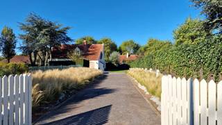 GEZELLIGE & EXCLUSIEVE GERENOVEERDE VILLA MET 4 SLAAPKAMERS GELEGEN IN DE PRACHTIGE WESTHOEKVERKAVELING OP 10 MINUTEN WANDELAFSTAND VAN HET STRAND...