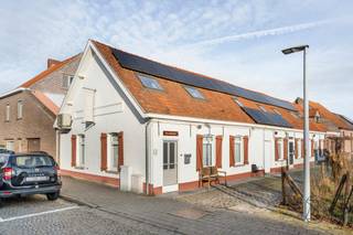 Dit vakantiehuis is perfect instapklaar, goedgelegen in de Vlaamse Ardennen, de ideale investering!INDELING: gezellige leuke lichtruimte met open...