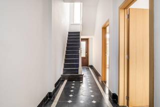 <p><strong>De Panne / Adinkerke: Ruime woning met 3 slaapkamers te koop!</strong><br /> </p>

<p>Op zoek naar een comfortabele woning op een rustige en gunstig gelegen locatie? Deze ruime en lichtrijke woning in Adinkerke biedt de ideale combinatie van <strong>rust, bereikbaarheid en nabijheid van de kust</strong>. </p>

<p><br /><strong>Indeling</strong></p>

<p>Bij het binnenkomen wordt u verwelkomd in een aangename en lichtrijke inkomhal. De woning beschikt over een ruime leefruimte, een praktische keuken en een aangename tuin. Op de eerste verdieping bevinden zich twee ruime slaapkamers, een aparte badkamer en een afzonderlijk toilet. De tweede verdieping biedt een derde slaapkamer met mezzanine, voorzien van een eigen badkamer en toilet. Dit zorgt voor extra comfort en privacy.</p>

<p> </p>

<p><strong>Troeven</strong></p>

<ul><li>
	<p>Reeds grotendeels gemoderniseerd</p>
	</li><li>
	<p>Winkels en scholen op wandelafstand</p>
	</li><li>
	<p>De Panne en de zee op fietsafstand</p>
	</li><li>
	<p>Gunstig EPC-label C en grondig gerenoveerd in 2021</p>
	</li></ul>

<p>De woning is momenteel <strong>verhuurd op jaarbasis aan € 1.100 per maand</strong>, wat deze eigendom ook interessant maakt als investering.</p>

<p>Op zoek naar een vaste woonst, tweede verblijf of interessante investering? Neem gerust contact met ons op voor meer informatie of een bezichtiging via <strong>Fre@eraservimo.be</strong> of <strong>058/22.41.70</strong></p>