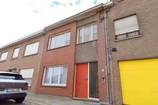 In een rustige straat, op een gunstige ligging nabij winkels, scholen, openbaar vervoer en andere voorzieningen, bevindt zich deze woning met heel wat mogelijkheden.<br />Dankzij de vlotte verbinding naar belangrijke invalswegen combineert deze woning rustig wonen met een uitstekende bereikbaarheid.<br /><br />Indeling als volgt:<br />Bij het binnenkomen kom je terecht in de inkomhal, die toegang biedt tot een ruime open plaats die je volledig naar eigen smaak kunt inrichten. Hier creëer je met wat visie en renovatiewerken een gezellige leefruimte met open keuken, een polyvalente ruimte (bureau, hobbykamer, ...) en apart sanitair.<br /><br />Op de eerste verdieping bevinden zich 3 slaapkamers en een badkamer, uitgerust met een douche, lavabo en toilet.<br />Ook de zolder biedt tal van mogelijkheden en kan dus extra ruimte creëren volgens jouw wensen en behoeften.<br /><br />Achteraan de woning bevindt zich een aangename, zonnige tuin waar je in alle rust kunt genieten van het buitenleven. Dankzij de aanwezige tuinberging beschik je bovendien over extra praktische opbergruimte.<br /><br />Verder beschikt de woning ook nog over een kelder.<br /><br />Ben je op zoek naar een renovatieproject dat je volledig naar je eigen hand kunt zetten?<br />Dan is dit misschien wel de ideale opportuniteit!<br /><br />Onze ref. DEV5247