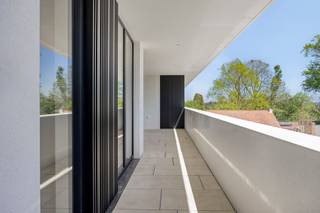 <p><strong>Prestigieus nieuwbouwproject “The Ensemble” in het hart van Assenede, waar stijl en comfort samenkomen in een unieke, karaktervolle omgeving.</strong><br /><br /><strong>Indeling<br /></strong>Via de inkom betreedt men het appartement op de tweede verdieping. Men komt meteen uit in de hal met een apart gastentoilet.<br /><br />Via de <strong>zwarte stalen deur</strong> bereikt men een tweede hal. Rechts bevindt zich de slaapkamer met <strong>ensuite badkamer</strong>, uitgerust met een dubbele lavabo en inloopdouche. De slaapkamer is voorzien van <strong>ingemaakte kasten</strong>.<br /><br />Rechtdoor vanuit de stalen deur vindt men de technische berging, links de <strong>ruime moderne leefkeuken </strong>en vervolgens de leefruimte die uitgeeft op het <strong>grote, zuidwestgerichte terras</strong>.<br /><br /><strong>Omschrijving<br /></strong><strong>“The Ensemble” omvat een exclusief geheel van 10 luxueuze appartementen en 1 handelsruimte (opsplitsbaar in 4)</strong>, ontworpen in een <strong>verfijnde, moderne architectuur</strong> geïnspireerd op de elegante kuststijl. Elk appartement straalt <strong>licht</strong>, <strong>ruimte</strong> en <strong>klasse</strong> uit, met een hoogwaardige afwerking en oog voor detail.<br /><br />De appartementen zijn zorgvuldig ingedeeld om <strong>maximaal wooncomfort</strong> te bieden en genieten van een harmonieuze <strong>combinatie van moderne luxe en tijdloze esthetiek</strong>. Grote raampartijen zorgen voor een overvloed aan <strong>natuurlijk licht</strong> en creëren een aangename woonbeleving.<br /><br />Voor elk appartement is er de mogelijkheid om één ondergrondse autostaanplaats aan te kopen. Prijzen vanaf €37.500,- per autostaanplaats. Daarnaast beschikt het project over een <strong>gemeenschappelijke ondergrondse fietsenstalling</strong>, wat bijdraagt aan het praktische en duurzame karakter van het geheel. <strong>De prijzen zijn excl. BTW</strong>. Mogelijkheid tot 6%.<br /><br /><strong>Ligging:<br /></strong><strong>“The Ensemble”</strong> is uitstekend gelegen op de <strong>Markt van Assenede</strong>, in de Stadhuisstraat, pal naast het stadhuis en met een prachtig zicht op de kerk. U geniet hier van een <strong>centrale ligging</strong> met <strong>alle voorzieningen, winkels en horeca op wandelafstand</strong>, terwijl u tegelijkertijd woont in een charmante en sfeervolle omgeving.<br /><br /><strong>Een unieke kans voor wie op zoek is naar exclusief wonen of een waardevolle investering in het centrum van Assenede.</strong></p>
