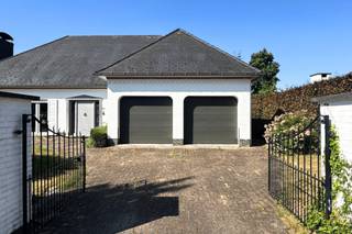 Villa met 231 m² bewoonbare opp. en uitbreidbare zolder<br /><br />Deze verzorgde open bebouwing op een perceel van 985m², gebouwd omstreeks 1979, bevindt zich op slechts 2 km van het centrum van Kontich. Met een bewoonbare oppervlakte van maar liefst 231m² (exclusief de zolderverdieping) biedt de woning bijzonder veel ruimte en combineert ze een praktische indeling met een uitzonderlijk uitbreidingspotentieel. De zuidwest gerichte tuin vormt daarbij een extra troef.<br /><br />Via de inkomhal komt u terecht in de lichtrijke leefruimte met gezellige zithoek en aparte eetkamer. De functionele keuken sluit aan op de veranda en het open terras, waardoor een aangename verbinding ontstaat tussen de leefruimte en de tuin.<br /><br />De woning beschikt over twee volwaardige slaapkamers (ca. 18m² en 14m²) en een derde kleinere slaapkamer (9m²) die vandaag dienst doet als wasplaats, een recent gerenoveerde badkamer, een afzonderlijk gastentoilet en verschillende berg- en kastruimtes. Daarnaast is er een ruimte die perfect gebruikt kan worden als bureau, hobbykamer of extra berging. De inpandige garage en de vele ingebouwde opbergmogelijkheden zorgen voor extra comfort.<br /><br />Een van de grootste troeven van deze woning is de ruime zolderverdieping. Met een bijkomende potentiële bewoonbare oppervlakte van ongeveer 122m² biedt deze een uitzonderlijk uitbreidingspotentieel voor wie de woning in de toekomst verder wenst uit te breiden.<br /><br />De woning behaalt een EPC-label D (312 kWh/m²/jaar), waardoor geen renovatieverplichting van toepassing is. Daarnaast is de woning uitgerust met een condenserende gasketel en 10 zonnepanelen, wat bijdraagt aan een lager energieverbruik.<br /><br />Disclaimer: Om kandidaat-kopers een beter beeld te geven van de ruimtes werden op een aantal foto's de aanwezige meubels en persoonlijke voorwerpen digitaal verwijderd met behulp van artificiële intelligentie (AI). Hoewel de beelden met de grootste zorg werden bewerkt, kunnen lichte afwijkingen ten opzichte van de werkelijke situatie voorkomen.