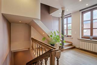 Ruime herenwoning met 4 slaapkamers en magazijn van ca. 500 m² in Deerlijk<br /><br />Op zoek naar een ruime woning waar wonen en werken perfect te combineren zijn? Deze karaktervolle herenwoning met brede gevel in Deerlijk biedt een unieke combinatie.<br /><br />Bij het binnenkomen word je verwelkomd in een statige, karaktervolle inkomhal. Het gelijkvloers is praktisch ingericht en beschikt over een kantoor- of ontvangstruimte, wasplaats, dubbele garage en een ruime loods van ca. 500 m². Dankzij de sectionale poort is de loods vlot toegankelijk en bijzonder geschikt voor opslag, atelier of zelfstandige activiteiten.<br /><br />Op het eerste verdiep bevindt zich een bijzonder ruime en lichtrijke leefruimte met een mooie parketvloer en open haard. Aansluitend is er een ingerichte leefkeuken met berging. Zowel vanuit de leefruimte als vanuit de keuken heb je rechtstreeks zicht op het grote, zuidwestgeoriënteerde terras.<br /><br />Op het tweede verdiep bevinden zich 4 kamers waarvan 3 voorzien met airco. Verder is er een volledig uitgeruste badkamer met zowel een bubbelbad als douche.<br /><br />Algemene info:<br />- Dubbele beglazing, houten ramen<br />- CV op mazout<br />- 21 zonnepanelen<br />- Warmtepomp<br />- Zuidwestgeoriënteerde terras<br /><br />Voor meer informatie of het inplannen van een bezoek kunt u contact opnemen met Wessel via 0472 18 39 13 of wessel.audoor@dewaele.com.<br /><br /><br /><br />Bestuursmaatregelen in het maatregelenregister: nee