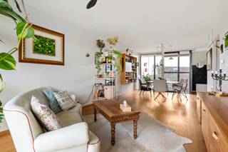 <p>Linkeroever heeft iets wat de andere kant van de Schelde niet kan evenaren: ruimte. Brede lanen, groene pleinen en dat gevoel van adem te kunnen halen, midden in de stad, maar net erbuiten.</p>
<p>Dit appartement aan de Blancefloerlaan pakt het nog een stap verder. Gelegen vooraan op de Middenvijver, met een uitzicht dat je elke ochtend opnieuw doet stilstaan. Groen, lucht en beweging, een levend schilderij dat met elk seizoen van karakter verandert.</p>
<p>Binnenstappen doe je in een appartement met stijl. Parketvloer onder je voeten, twee volwaardige slaapkamers en een vernieuwde badkamer die klaar is voor gebruik. Warm, verzorgd en precies goed. De keuken is volledig uitgerust en klaar om gezellig te kokerellen.</p>
<p>Maar het echte geheim? Een zuidterrasn voor de lange, luie namiddagen in de zon.</p>
<p>Een kelderberging zorgt voor de nodige opbergruimte. En voor wie zijn wagen ook een goed thuis wil geven: er is de mogelijkheid om een garagebox aan te kopen (zonder verplichting), maar wie hem ziet, wil hem.</p>
<p>Linkeroever op zijn allermooist. Met een uitzicht dat nooit verveelt.</p>
<p><strong>Troeven:</strong><br />– Vooraan op de Middenvijver<br />– EPC: 79kWh/m2<br />– Vernieuwde badkamer<br />– Parketvloer<br />– Kelderberging<br />– Optionele garagebox</p>
<p></p>