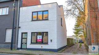 Trendy vernieuwde 3 slaapkamer woning met zonnige tuin en grote losstaande garage. De garage is toegankelijk via de naastliggende weg. Achter...