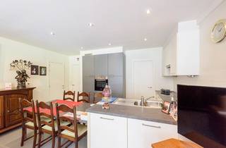 Dit gelijkvloersappartement is gelegen in het centrum van Deerlijk in Residentie Orchidee.Zeer rustig gelegen tussen het groen en toch dichtbij alle...