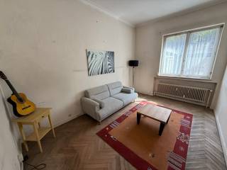 Immo Pické vous propose cet appartement rez-de-chaussée très bien situé en face du parc Duden, à proximité immédiate des écoles, des commerces,...