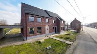 <span><span><strong>Residentieel wonen in het landelijke Edewalle (Kortemark) met open groen verzicht</strong><br /><br />Ontdek <strong>EDEWALL II</strong>, een exclusief en <strong>kleinschalig nieuwbouwproject</strong> bestaande uit slechts<strong> 2 halfopen woningen</strong>, gelegen langs de vlot bereikbare Edewallestraat in het charmante Edewalle, deelgemeente van Kortemark.<br />Deze hedendaagse woningen in een stijlvolle <strong>pastorie-architectuur</strong> combineren een <strong>rustige, groene woonomgeving</strong> met hedendaags comfort en uitstekende bereikbaarheid. Dankzij de ruime percelen geniet u achteraan van een aangenaam open groen zicht, wat zorgt voor een uniek gevoel van rust en ruimte.<br />Met een<strong> bewoonbare oppervlakte van ca. 154 m² tot 162 m² </strong>beschikken beide woningen over een praktische indeling met <strong>3 volwaardige slaapkamers</strong>, een lichtrijke leefruimte met zicht op de tuin, een <strong>carport </strong>en bijkomende parkeergelegenheid.<br /><br />De indeling van de woningen werd doordacht uitgewerkt met veel aandacht voor wooncomfort en functionaliteit:<br />Gelijkvloers: Inkom- en traphal, apart toilet, ruime woonkamer met zithoek en eetplaats, open ingerichte keuken, wasplaats en berging.<br />Eerste verdieping: Trap- en nachthal met zolderluik, 3 volwaardige slaapkamers, apart toilet en een ruime badkamer uitgerust met een douche, ligbad en dubbel lavabomeubel.<br />Tweede verdieping: Praktische bergzolder.<br />Exterieur: Aan te leggen voortuin met oprit en carport, alsook een omheinde nog aan te leggen achtertuin waar u in alle rust kan genieten van het groene verzicht.<br /><br />Naast wooncomfort werd ook sterk ingezet op <strong>energiezuinigheid en kwalitatieve materialen</strong>.<br />Zo worden de woningen uitgerust met onder meer:<br />✔ <strong>Warmtepomp met vloerverwarming</strong>; <br />✔ Hoogwaardig isolatiepakket;<br />✔ Ventilatiesysteem C+;<br />✔ <strong>Regenwaterput van 10.000 liter</strong>;<br />✔ Kwalitatieve keuken- en sanitaire afwerking;<br />✔ Veel natuurlijke lichtinval;<br />✔ Ruime en functionele indeling.<br /><br />Beide woningen bevinden zich momenteel in casco staat en worden verder afgewerkt in samenspraak met de koper. Dit biedt een unieke opportuniteit om uw toekomstige woning nog mee vorm te geven volgens uw eigen smaak en wensen.<strong> Eigen materiaalkeuzes en eventuele upgrades zijn nog mogelijk in overleg met de bouwheer.</strong><br />Het lastenboek en de plannen kunnen op eenvoudige aanvraag verkregen worden. Vraag deze gerust op via ons kantoor.<br /><br /><strong>Oplevering bij akte. </strong>Bijkomend interessant: De verkoop gebeurt niet onder het btw-stelsel, maar onder het stelsel van registratierechten, waardoor het <strong>voordeeltarief van 2% mogelijk</strong> van toepassing kan zijn (onder voorbehoud van de geldende voorwaarden).<br /><br />Meer info gewenst of graag een bezoek ter plaatse? Bel Diksimmo op het nummer 051 50 11 51 of mail naar diksmuide@diksimmo.be.</span></span>