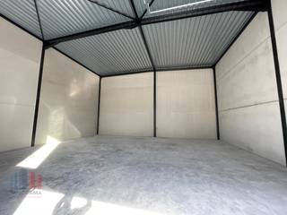 Nieuwbouw KMO-unit met een oppervlakte van +/- 164 m² en 1 privatieve parkeerplaats te huur. Fantastisch gelegen langs de Kwadestraat in de schaduw van het Westwing Park.<br /><br />Het casco magazijn is opgebouwd uit een staalconstructie met een buitenschil bestaande uit een combinatie van geïsoleerde betonpanelen en sandwichpanelen. De loods, brandklasse B, heeft een vrije hoogte van +/- 6 meter en is toegankelijk via een automatische sectionale poort (4 m B x 4,5 m H) met een aparte toegangsdeur en glaspartij. Verder is er verlichting, water en elektriciteit aanwezig. <br /><br />De unit maakt deel uit van het bedrijvenpark "Hexahub" dat ondernemen combineert met een knappe architectuur. De strategische ligging, pal in het hart van ondernemend Roeselare, aan afrit Rumbeke, AZ Delta en Westwing Park, zorgt voor een vlotte bereikbaarheid en biedt een uitstekende uitvalsbasis voor de hele regio.<br /><br />Ruime parkeer- en manoeuvreerruimte voorzien op het terrein. <br />Onmiddellijk beschikbaar.<br /><br />Contacteer PANORAMA B2B voor bijkomende inlichtingen, plannen of een vrijblijvend plaatsbezoek 050 300 800.