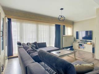 Veelzijdig vastgoed met tal van mogelijkheden in het centrum van Kieldrecht<br /><br />Dit ruime eigendom, gelegen aan Dorp 85 en 87 in Kieldrecht, biedt een interessante combinatie van wonen, werken en ondernemen. Het geheel omvat twee woningen met telkens 3 slaapkamers, een magazijn/werkplaats van ca. 299 m² en bijkomende bijgebouwen.<br /><br />Woning nr. 85 is een op te frissen of te renoveren woning. Op het gelijkvloers bevinden zich een leefruimte met open keuken, bijkeuken en toilet. De eerste verdieping beschikt over 3 slaapkamers en een badkamer. Een ruime zolderverdieping biedt extra mogelijkheden.<br /><br />Woning nr. 87 is een ruime woning met een commerciële ruimte van ca. 35 m² op het gelijkvloers, die ook als extra slaapkamer kan worden ingericht. Verder zijn er een inkomhal en wasplaats. Op de eerste verdieping bevinden zich de leefruimte met open keuken, badkamer en toilet. De tweede verdieping telt 3 slaapkamers en een berging.<br /><br />Het magazijn/werkplaats is bereikbaar via de doorgang tussen beide woningen en is met zijn ca. 299 m² bijzonder interessant voor opslag, een atelier of bijvoorbeeld een autowerkplaats. Achteraan bevinden zich nog verschillende bijgebouwen.<br /><br />Verhuur na renovatie van de woningen kan een mooi rendement opleveren.<br /><br />Dankzij de centrale ligging, vlak bij winkels, scholen en belangrijke verbindingswegen, vormt dit eigendom een veelzijdige opportuniteit voor wie wonen en ondernemen wil combineren of op zoek is naar een renovatieproject met potentieel.<br /><br /><br />EPC: 369 kWh/m² / UC: 3953475<br />EPC: 555 kWh/m² / UC: 3953475<br /><br />Dit pand is onderworpen aan de renovatieverplichting van de Vlaamse overheid voor residentiële gebouwen (behoudens bij sloop binnen 5 jaar na de aankoop). Consulteer voor meer informatie de website van het Vlaams Energie- en Klimaatagentschap via https://www.vlaanderen.be/een-woning-kopen/renovatieverplichting-voor-residentiele-gebouwen<br /><br />Bestuursmaatregelen in het maatregelenregister: nee