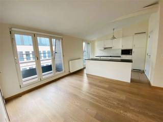 BRUSSEL, (4.2) in het centrum, dicht bij de Beurs, gelegen in een recent gebouw, mooi duplexappartement van ±175m² bewoonbaar. Het bestaat...