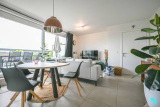 Ontdek dit nieuwbouwappartement met twee slaapkamers op de eerste verdieping van Residentie 't Hof van Commerce te Beveren-Leie, bestaande uit...