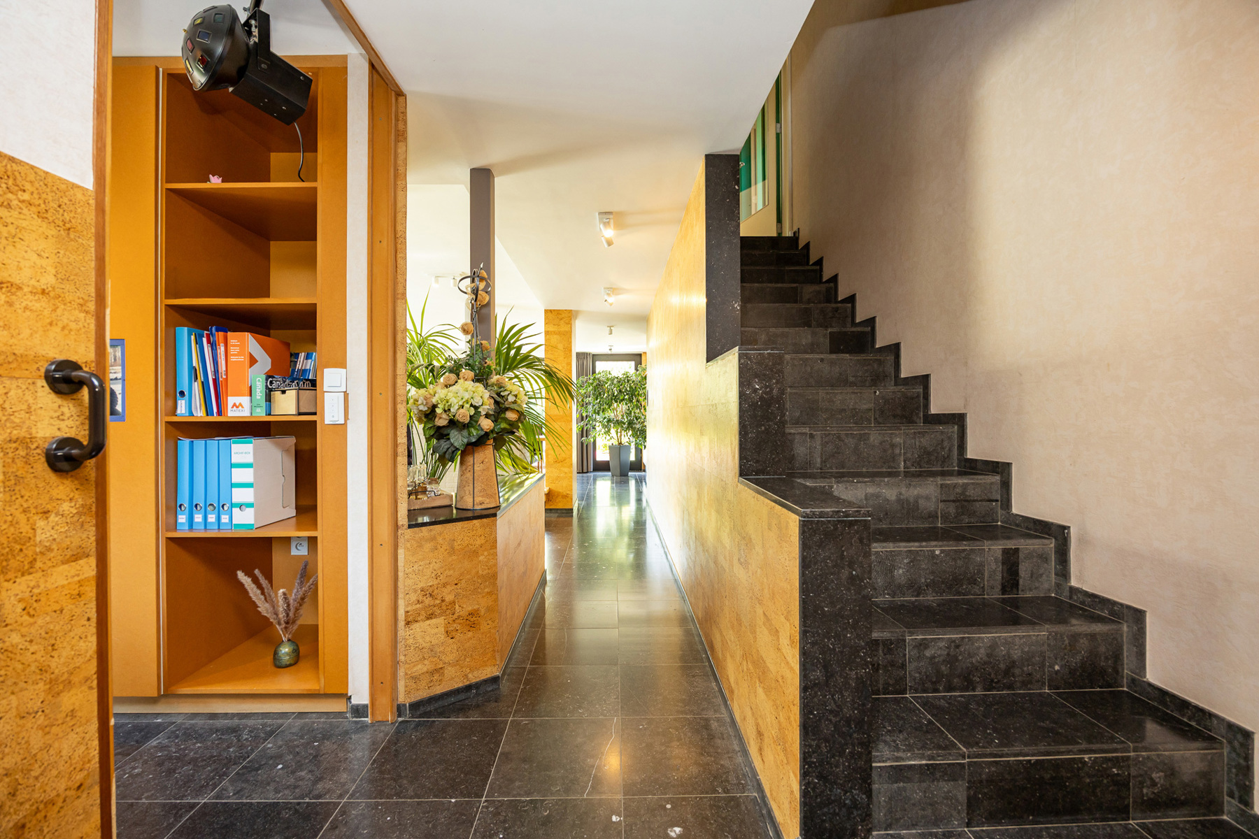Ruime gezinswoning op een perceel van ca 675 m² in een doodlopende straat. - foto 2
