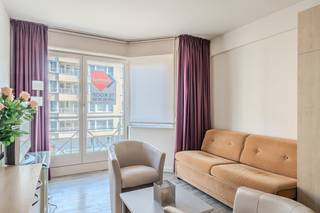 Gelegen op de derde verdieping van de residentie Athena, vinden we deze aangename en bemeubelde studio (33 m²) met zijdelings zeezicht. De studio is netjes onderhouden en bevindt zich op wandelafstand van het centrum, de Zeedijk en het openbaar vervoer. De badkamer is uitgerust met een lavabo, toilet en bad. Uitstekend EPC (label A) ideaal als vakantieverblijf aan zee! Contacteer ons kantoor voor meer informatie of voor een plaatsbezoek!