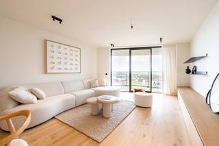 <p><strong>Magnifique appartement avec une spacieuse terrasse orientée plein sud, situé au septième étage.</strong></p>
<p>Le hall d’entrée offre une première impression élégante et comprend des toilettes invités ainsi qu’un vestiaire. Le séjour donne accès à la terrasse et se compose d’un salon convivial, d’un espace repas et d’une cuisine ouverte moderne, parfaitement intégrée au style de vie contemporain. Une buanderie séparée est prévue avec les raccordements nécessaires pour un lave-linge et un sèche-linge.</p>
<p>L’appartement dispose de deux chambres à coucher complètes, chacune avec un accès direct à la terrasse et sa propre salle de bains, garantissant ainsi un confort et une intimité optimaux.</p>
<p>Grâce aux grandes baies vitrées, vous profitez toute la journée de lumière naturelle, d’espace et d’une vue dégagée sur Knokke.</p>
<p>Possibilité d’acquérir un emplacement de parking dans la résidence.</p>