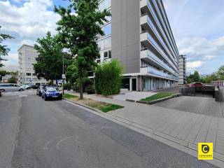 <p><span>Ondergrondse autostaanplaats te koop op toplocatie aan de Fruithoflaan. </span></p><p><span> </span></p><p><span>Ideaal voor bewoners, pendelaars of investeerders die op zoek zijn naar een veilige en vlot bereikbare parkeeroplossing in deze gegeerde buurt.</span></p><p><span> </span></p><p><span>De staanplaats bevindt zich in een verzorgde ondergrondse garage met automatische sectionale poort en comfortabele in- en uitrit via de Fruithoflaan en/of Sint-Theresiastraat. Dankzij de ruime manoeuvreerruimte rijdt u gemakkelijk in en uit.</span></p><p><span> </span></p>