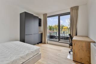 <p>***alle informatie op www.connect-immo.be***<br /><br />Deze residentie is gelegen aan de Leuvense stadsrand, namelijk op de Geldenaaksebaan! Deze locatie biedt zowel voor studerende jongeren in Leuven, Heverlee én Brussel een goede uitvalsbasis. <br /><br />Niet alleen de rustige omgeving is een troef maar ook de faciliteiten in de nabijheid zijn mooi meegenomen. Zo kan je er het openbaar vervoer vinden op enkele meters van het gebouw. Supermarkten, printshops, apotheek… op wandel/ fietsafstand. Het verlengde van de straat geeft uit op Sportoase waar je als student kan deelnemen aan groepslessen of gewoonweg kan ontspannen. Abdij Van Park is een Norbertijenabdij gelegen aan Leuvense bossen en is de ideale uitvalsbasis voor studenten die naast het studeren wensen te ontspannen. Je geniet er als het ware van de natuur en dit op een boogscheut van Leuven. Men kan hier echt wel spreken van een verborgen parel. <br /><br />Residentie César is een vernieuwbouwproject en werd opgeleverd in oktober 2024. De renovatie werd uitgevoerd met aandacht voor detail, afwerking en kwaliteitsvolle materiaalkeuze. Ook voldoet het gebouw aan de gevraagde strenge energiezuinigheidsnormen van 2024. De entiteiten zijn kamers eigen sanitair en een studio, dewelke volledig bemeubeld aangeboden worden. Ook beschikken enkele units over een privatief terras, als dat niet geweldig is! Bovendien is er een inpandige fietsenstalling en een gemeenschappelijke keuken met terras en tuin aanwezig zodat bewoners samen kunnen kokerellen!<br /><br />Interesse? Vraag je brochure op en plan uw bezoek in met onze Expert Investeringsvastgoed: Jacky@connect-immo.be of 0495 53 46 49<br /><br />EPC: 94 kWh/(m2jaar) - 3150724<br />Verkoop onder het registratiestelsel <br />Wg, Gdv, Gvkr, Gvv</p>