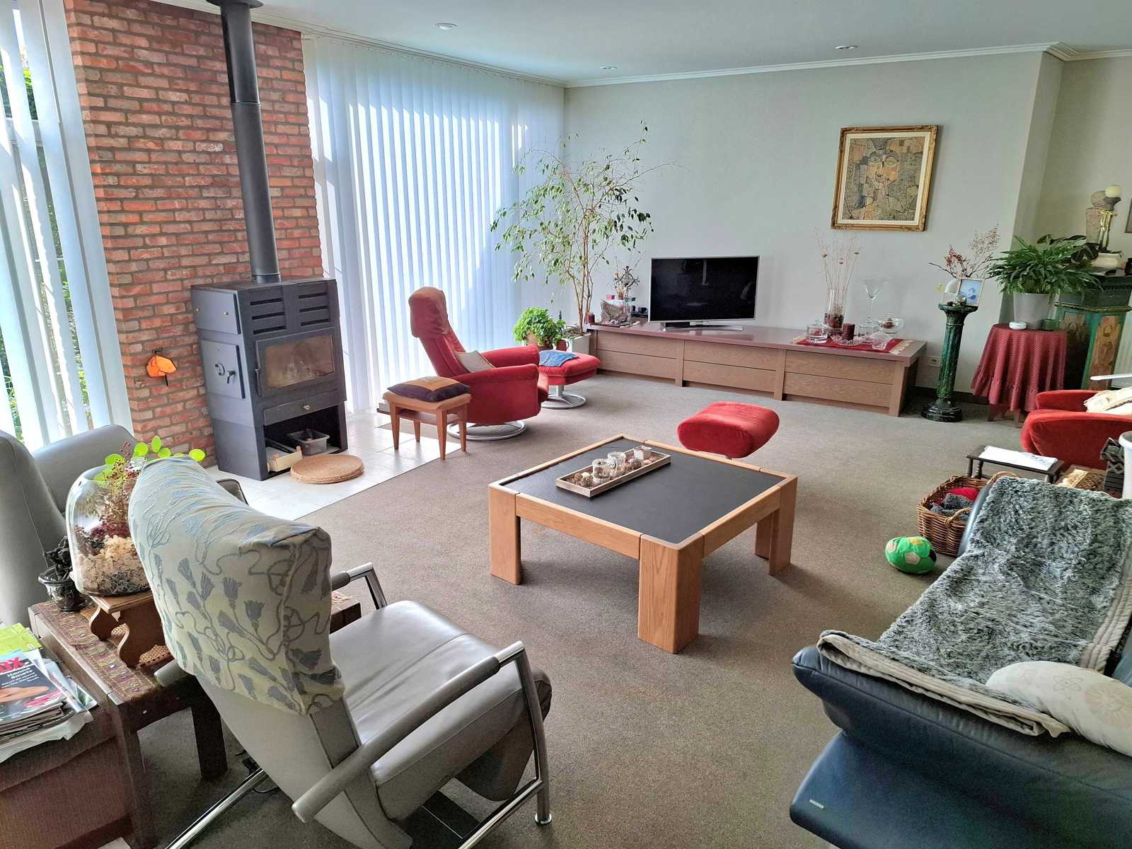 Opbrengsteigendom bestaande uit ruim handelspand met woonst en 3 appartementen - foto 2